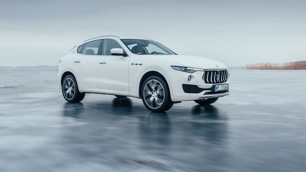 Lód pojawia się nie tylko na jeziorach, ale i zwykłych drogach. Warto o tym pamiętać