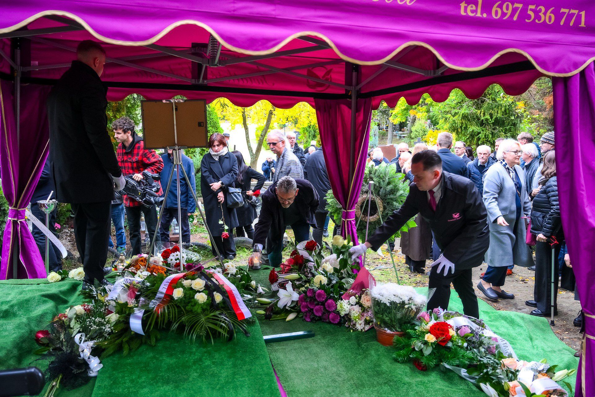 11.10.2025 GDANSK CMENTARZ LOSTOWICKI - POGRZEB JANA JAKUBOWSKIEGO. JAN JAKUBOWSKI W LATACH 1991 - 1996 BYL REDAKTOREM NACZELNYM DZIENNIKA BALTYCKIEGO FOT. PRZEMEK SWIDERSKI / POLSKA PRESS / DZIENNIK BALTYCKI