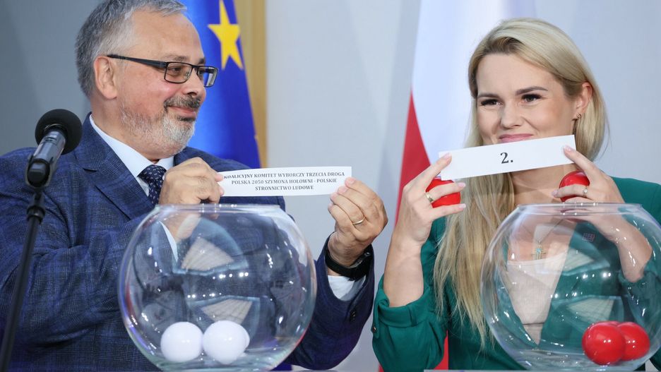Losowanie numer�w list wyborczych
Fot. Wojciech Olkusnik/East News, Warszawa, 15.09.2023. Losowanie numer�w list kandydatow na poslow w wyborach do  Sejmu, w budynku Kancelarii Prezydenta przy Wiejskiej.
N/z: Ryszard Balicki (L). Koalicyjny Komitet Wyborczy Trzecia Droga - lista nr 2.
Wojciech Olkusnik