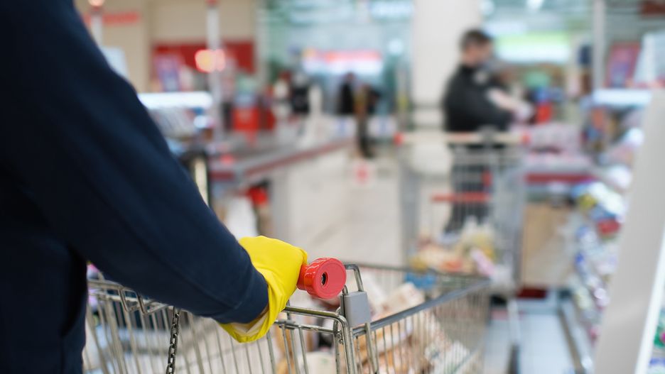 Jeśli sprzedawca nie ma maseczki w sklepie, klient ma prawo poinformować sanepid