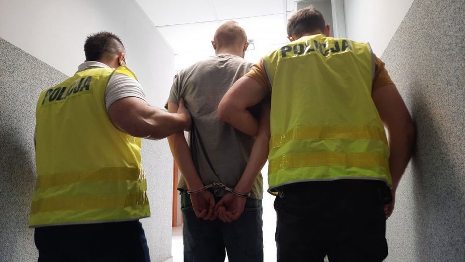 Myszków. Dwaj 23-latkowie odpowiedzą za kradzież złotej biżuterii.