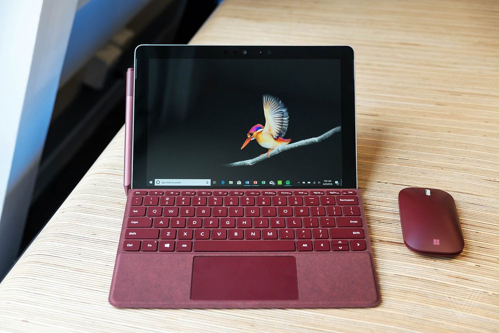 Surface Go w praktyce wygląda jak zmniejszona wersja Pro, źródło: The Verge.