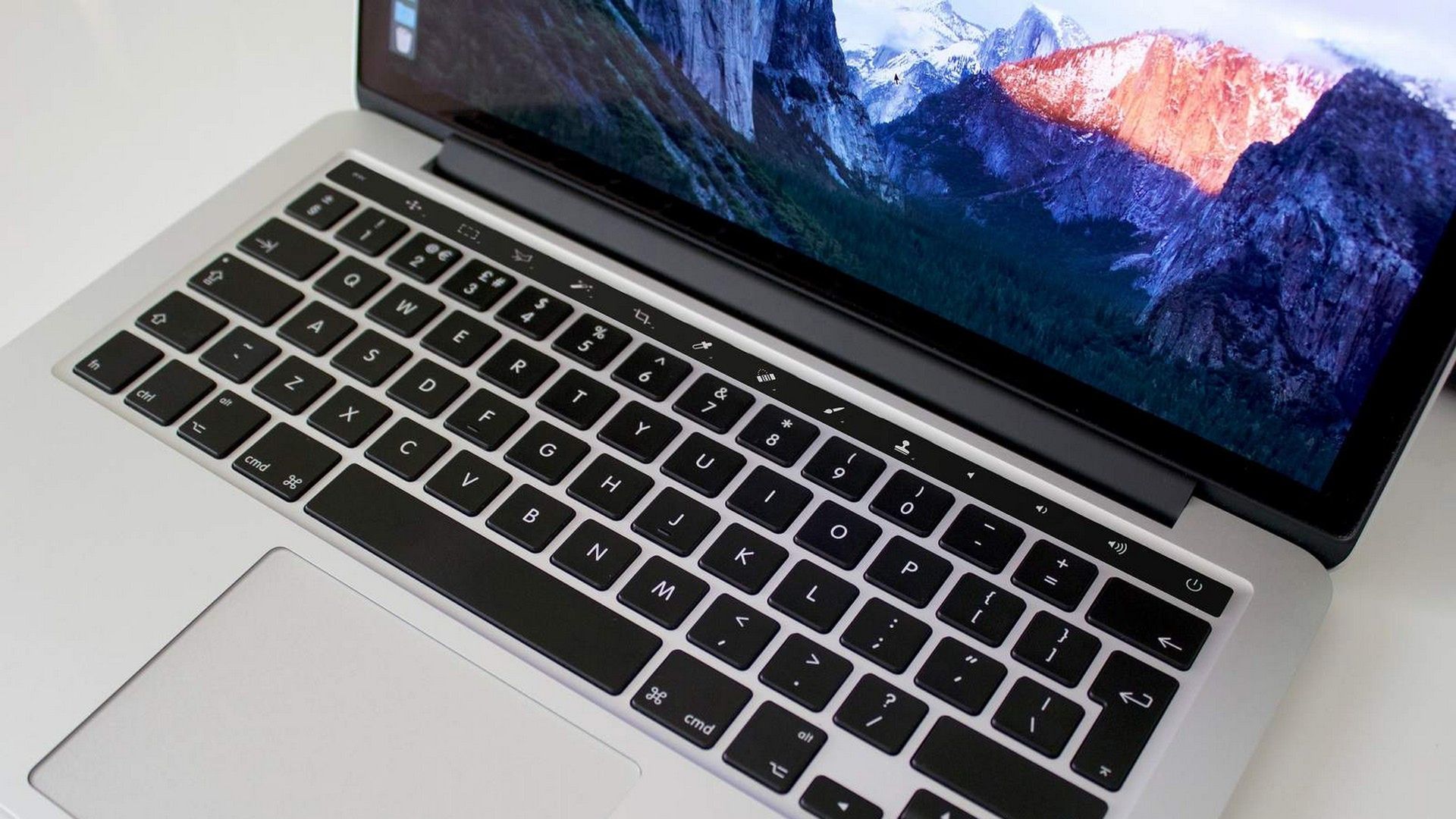 Nowe MacBooki: ekran OLED i skaner linii papilarnych w przycisku zasilania 3