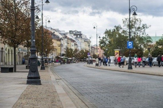 Wiemy, dlaczego pęka bruk na Krakowskim Przedmieściu. Przez "zły materiał"