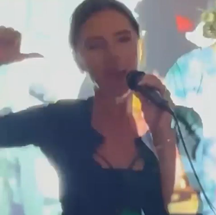 Victoria Beckham daje występ do piosenki Spice Girls