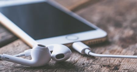 Jak skopiować muzykę na telefon? Proste sposoby dla użytkowników Androida i iOS
