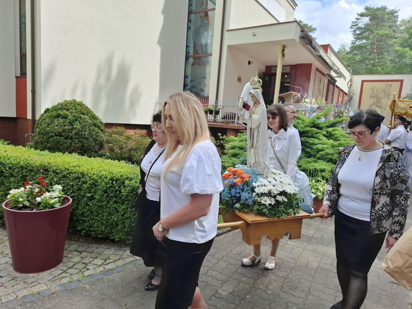 Tłumy wiernych na procesji Bożego Ciała w parafii w Sokolnikach-Lesie pod Zgierzem