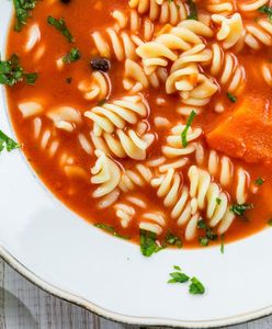Pomidorowa jest za kwaśna? Ten niepozorny składnik uratuje domową zupę