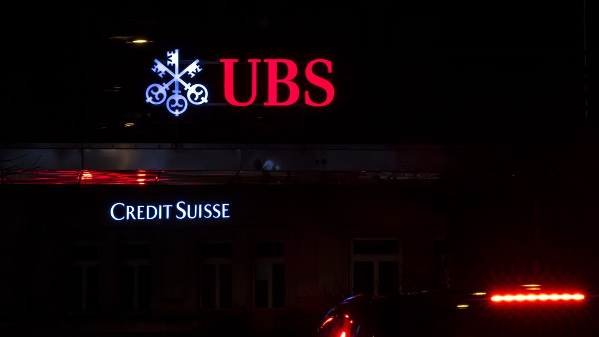 The illuminated logos of the Swiss banks Credit Suisse and UBS are displayed on buildings in Zurich, Switzerland, 18 March 2023. Shares of Credit Suisse lost more than one-quarter of their value on 15 March, hitting a record low after its biggest shareholder, the Saudi National Bank, told outlets that it would not inject more money into the ailing Swiss bank. EPA/MICHAEL BUHOLZER Dostawca: PAP/EPA.