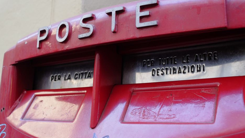 Red letterbox in the city of FlorenceRed letterbox in the city of Florence with the option to send mails to the current town or outside, Italylcodacciaddress, behavior, colorful, foreign, grungy, habit, option, post