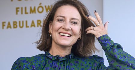Maja Ostaszewska na Festiwalu Filmowym w Gdyni. Wybrała kwiecistą sukienkę midi