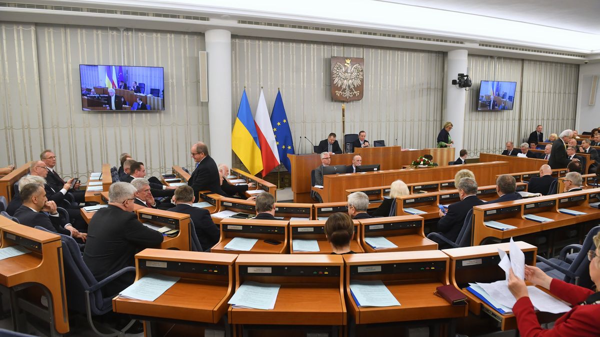 Warszawa, 11.01.2023. Senatorowie na sali obrad Senatu w Warszawie, 11 bm. Na dwudniowym posiedzeniu Senat zajmie się m.in. ustawą budżetową na 2023 r. (jm) PAP/Radek Pietruszka