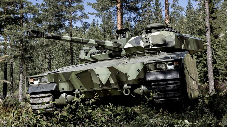 CV9035 MKIIIC z dobrze widocznymi antenami radarów na wieży.