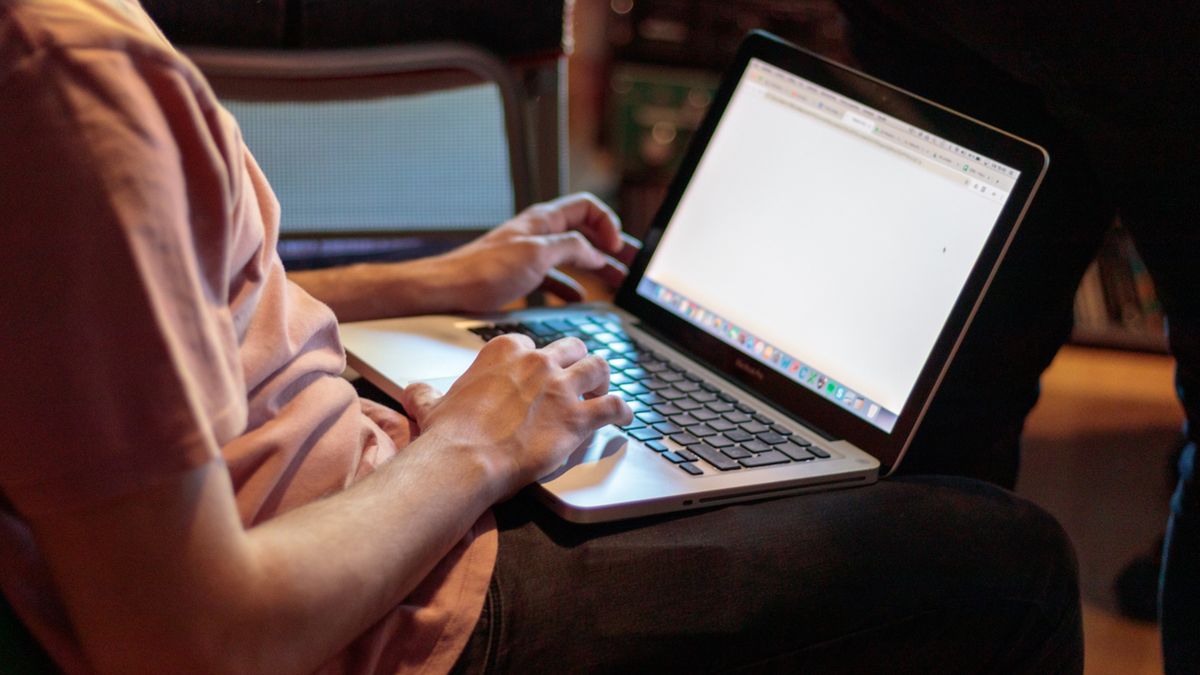 Trzymanie laptopa na udach prowadzi do przegrzewania jąder