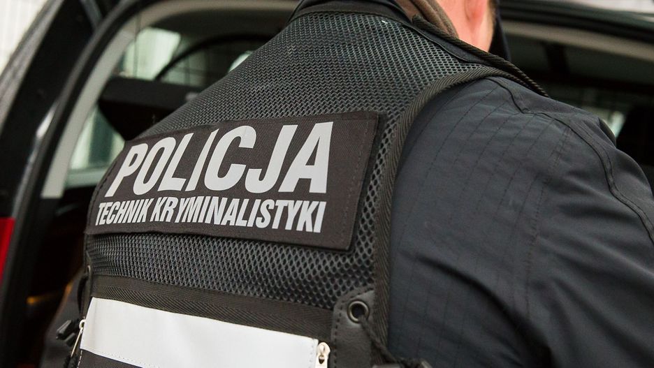 Okoliczności śmierci mężczyzny, którego znaleziono w pobliżu drogi w Izbicy Kujawskiej, wyjaśniają policjanci pod nadzorem prokuratury