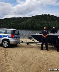 Mietków. Chwile grozy na zalewie. Załoga łodzi znalazła się w wodzie