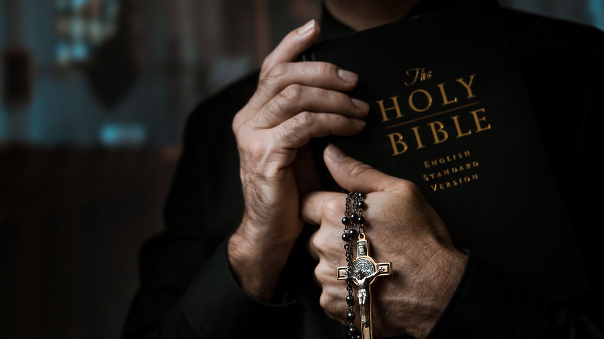 Księża-egzorcyści mają coraz trudniejsze zadanie