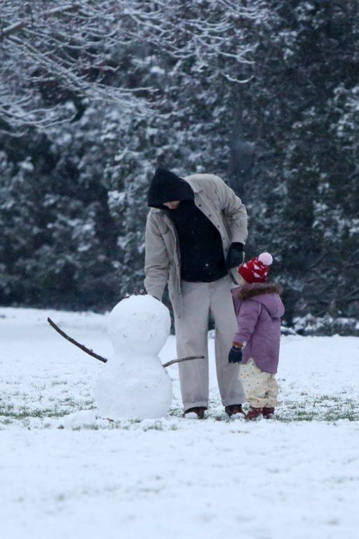 Maciej Pela patrzy na bałwana