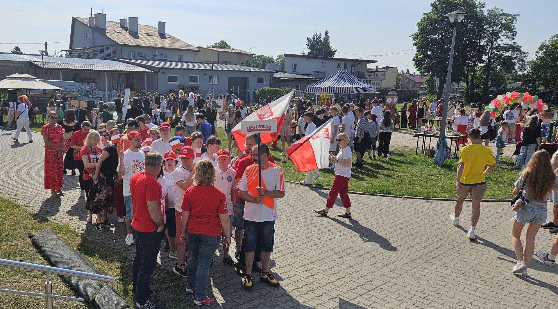 Impreza zaczęła się od parady z flagami europejskich krajów.