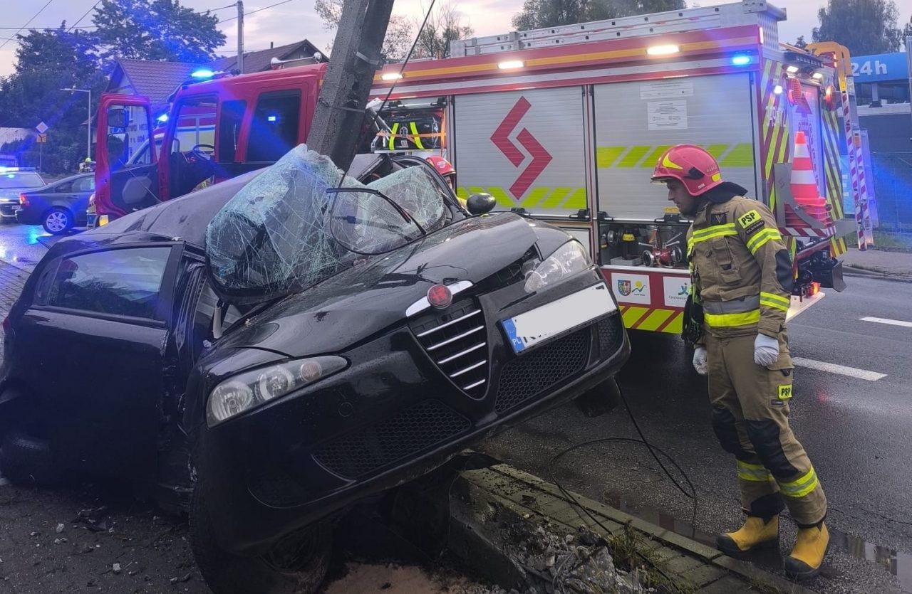 Czechowice-Dziedzice: 21-latek uderzył w słup energetyczny. Trafił do szpitala
