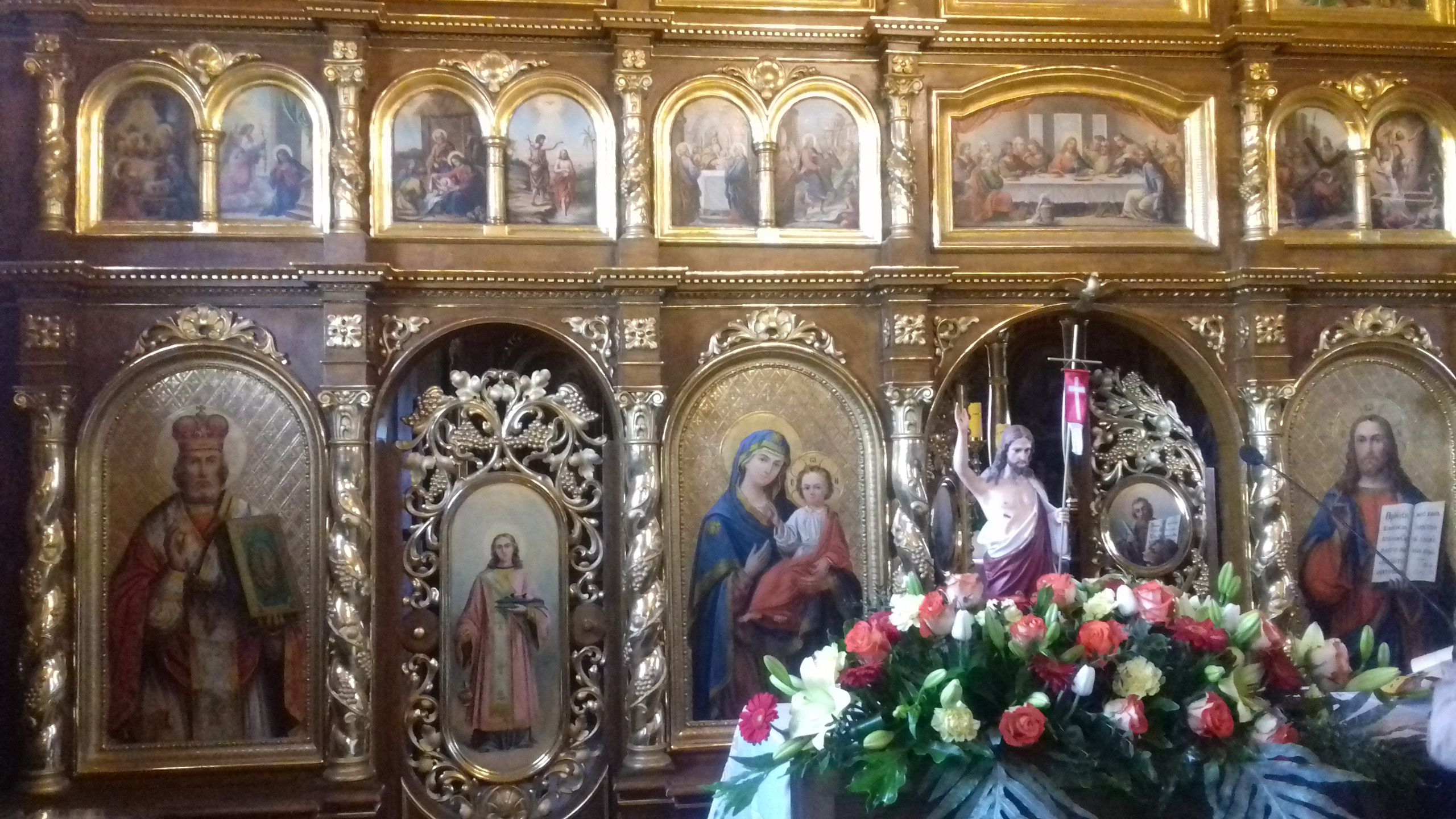 Ikonostasu ze złotymi zdobieniami