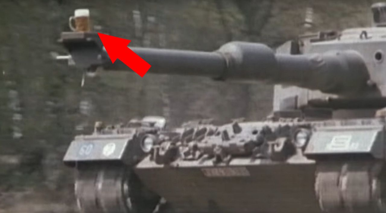 Kufel piwa na lufie czołgu Leopard 2. Niemcy pokazują, jak działa stabilizator armaty