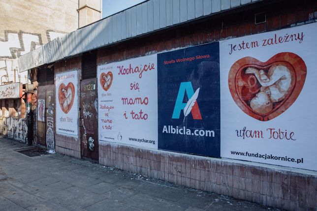 Warszawa. Kampania billboardowa "Kochajcie się mamo i tato"