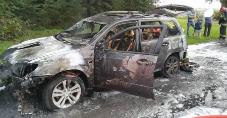 Płonące auto w Margonińskiej Wsi