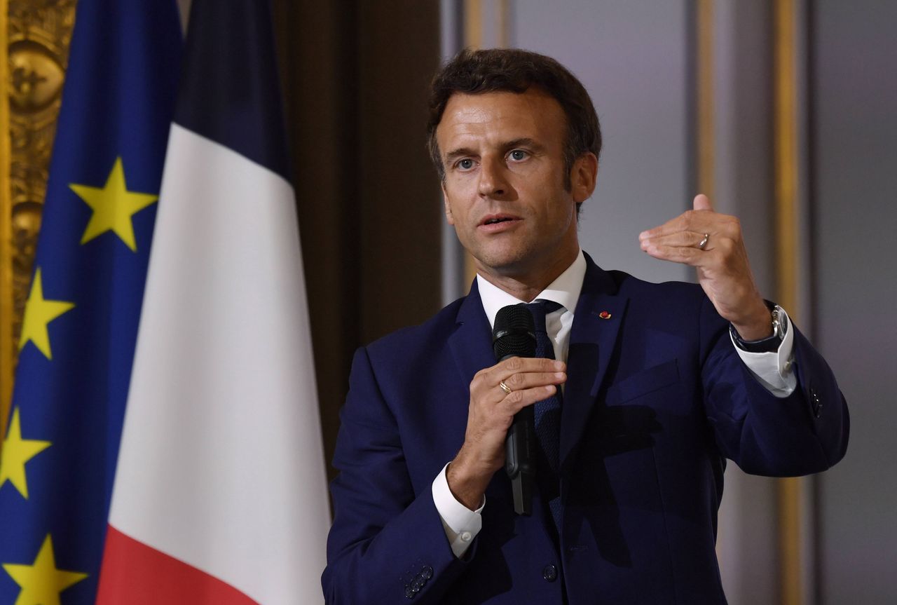 Macron apeluje. "Nie należy upokarzać Rosji"