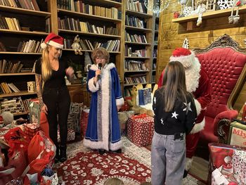 Bałtów: Sylwia Peretti w Wiosce Świętego Mikołaja. Rozdawała paczki