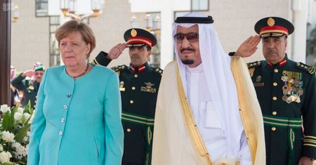 Angela Merkel u króla Arabii Saudyjskiej z odkrytą głową! (ZDJĘCIA)