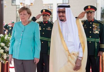 Angela Merkel u króla Arabii Saudyjskiej z odkrytą głową! (ZDJĘCIA)