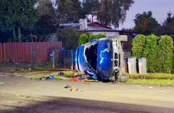 Kapustowo: Młody kierowca BMW uderzył w drzewo i dachował
