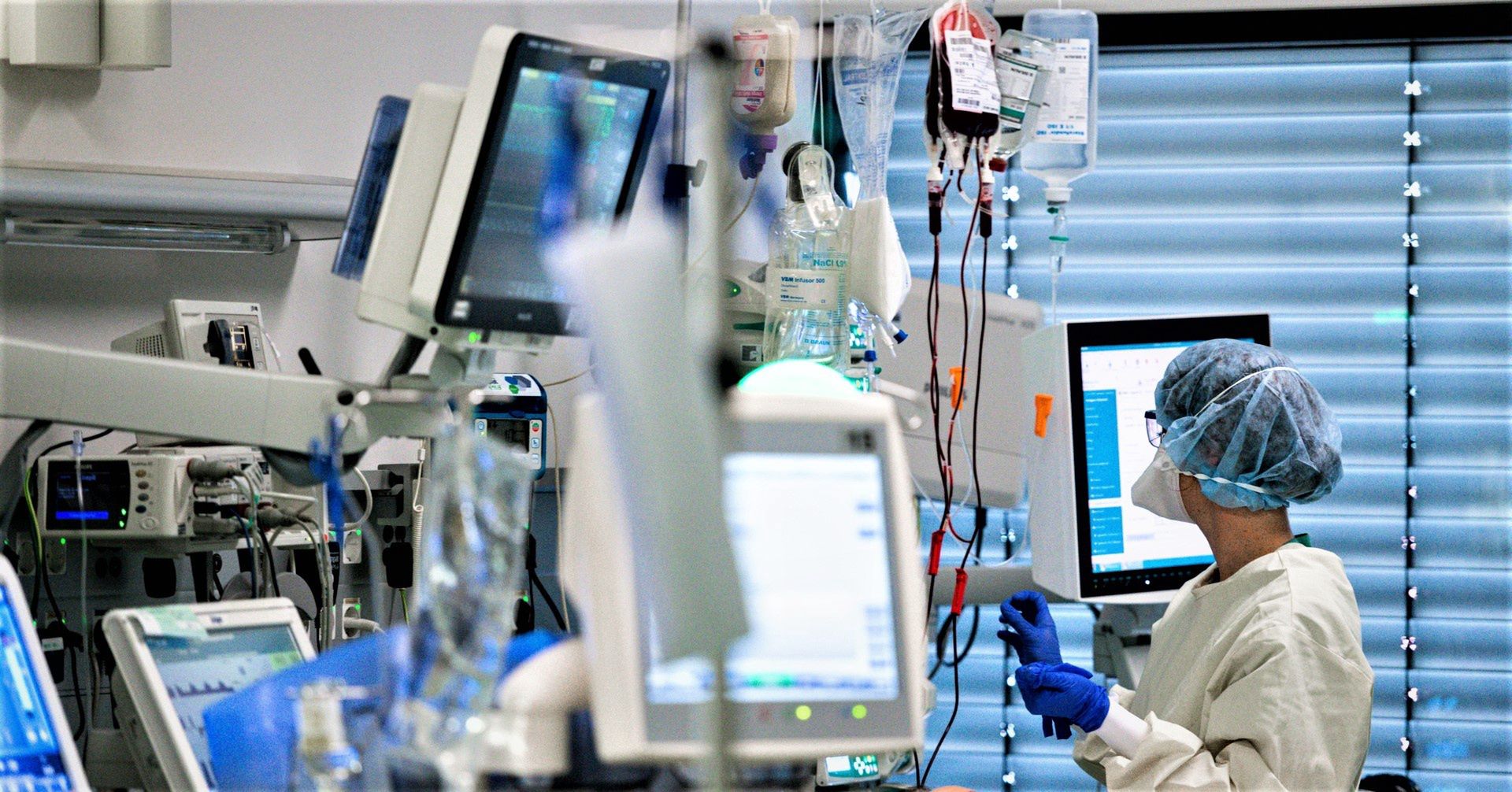 Personel medyczny szpitala w Akwizgranie podczas opieki nad pacjentami z koronawirusem // fot. Sascha Schuerman