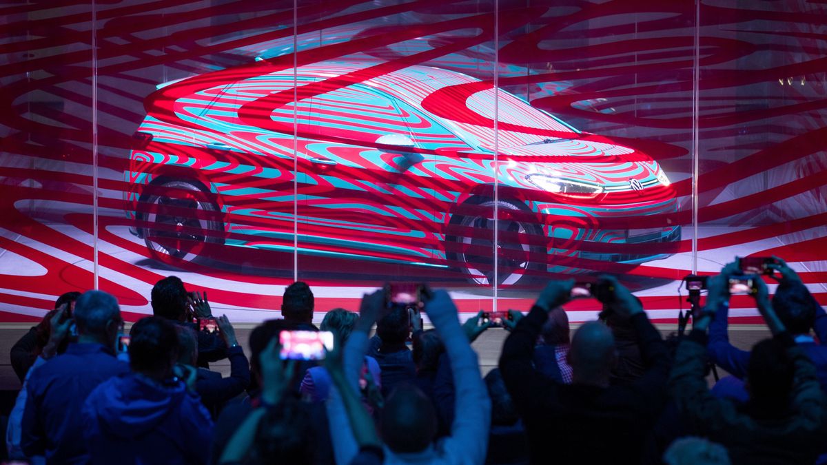Volkswagen ID.3 ciągle jest zamaskowany, ale już da się zobaczyć, jak będzie wyglądał