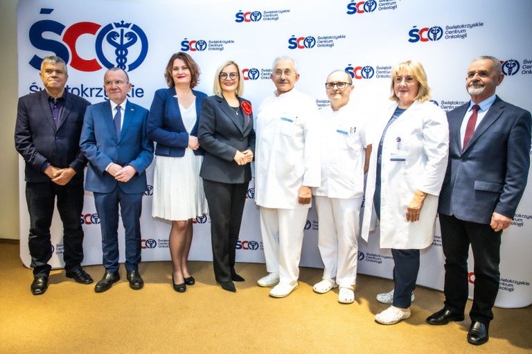 Świętokrzyskie stawia na "terapie przyszłości". Umowa na Centrum Badań Molekularnych przy ŚCO podpisana