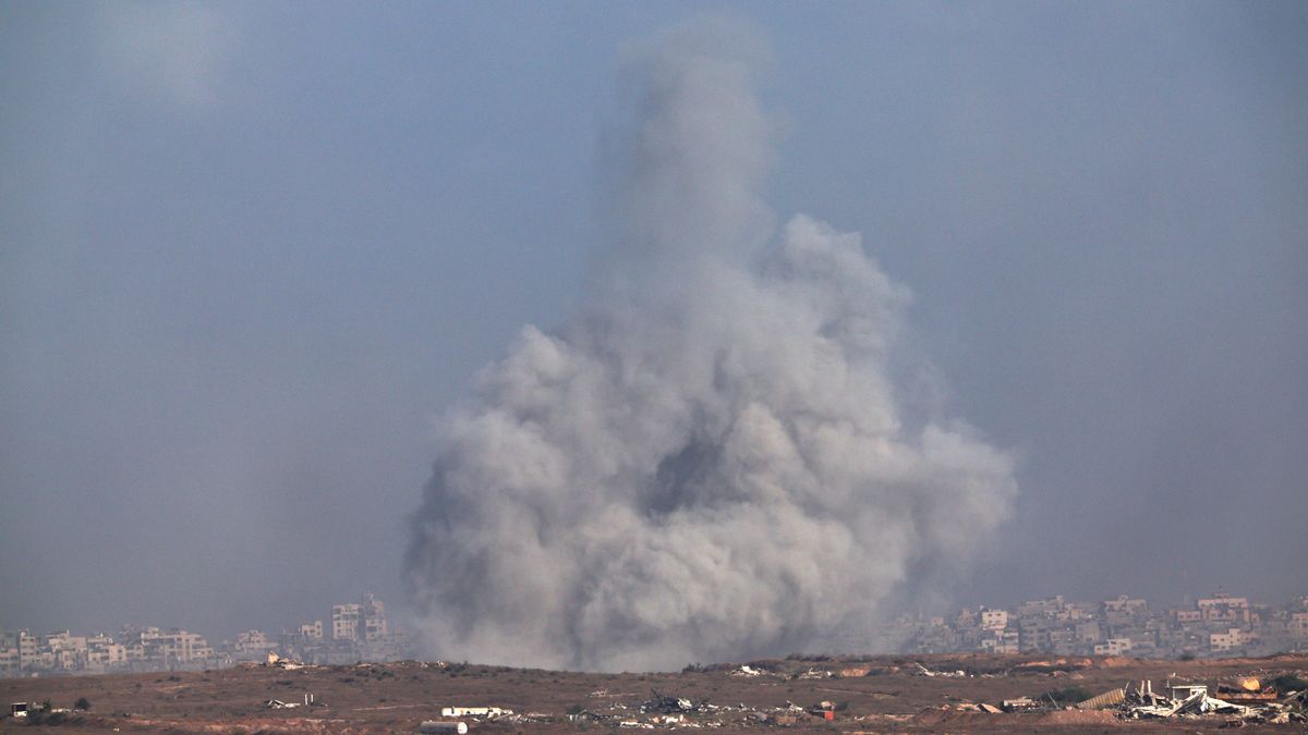 Smoke rises following Israeli airstrikes in the northern Gaza Strip as seen from the Israeli side of the border, 25 August 2025. EPA/ATEF SAFADI Dostawca: PAP/EPA.