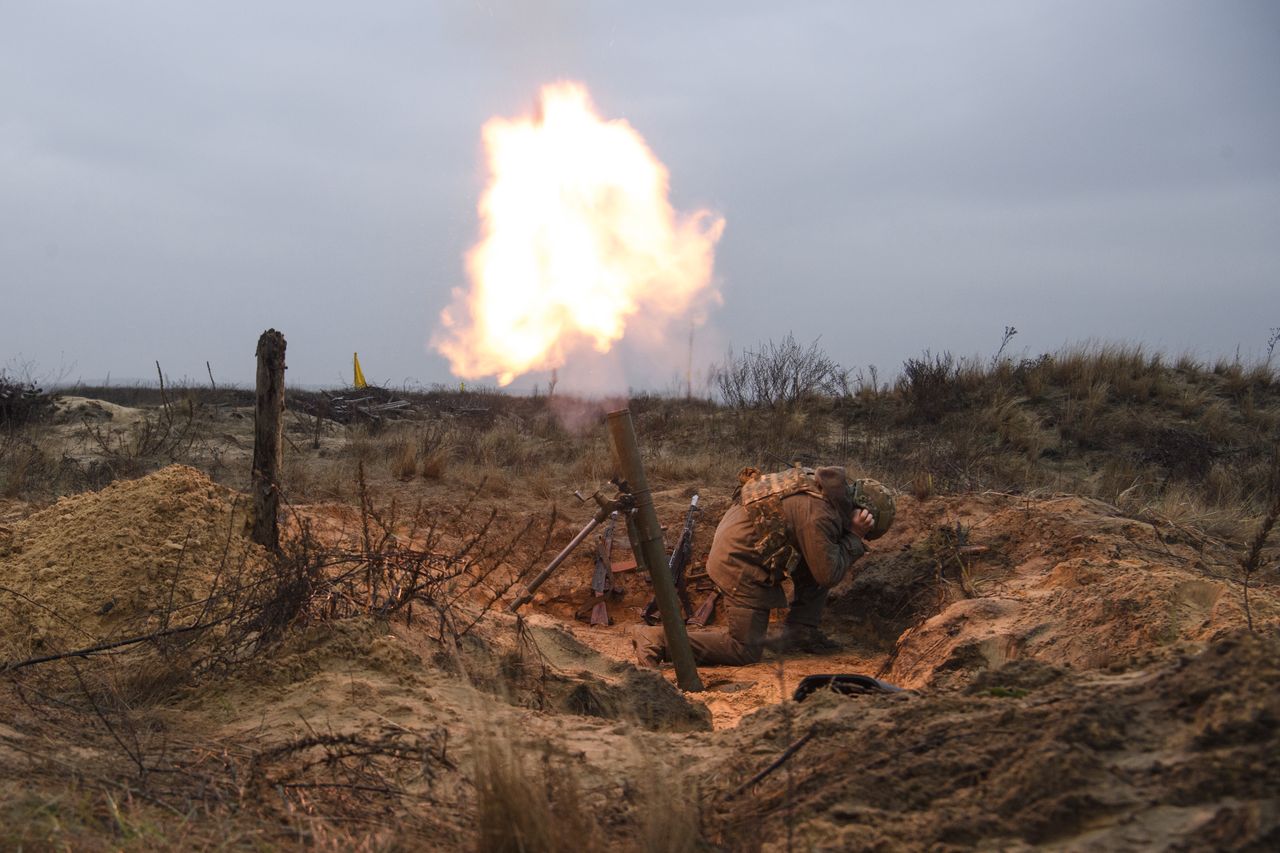 Ukrainian artillerymen in action in northern Ukraine