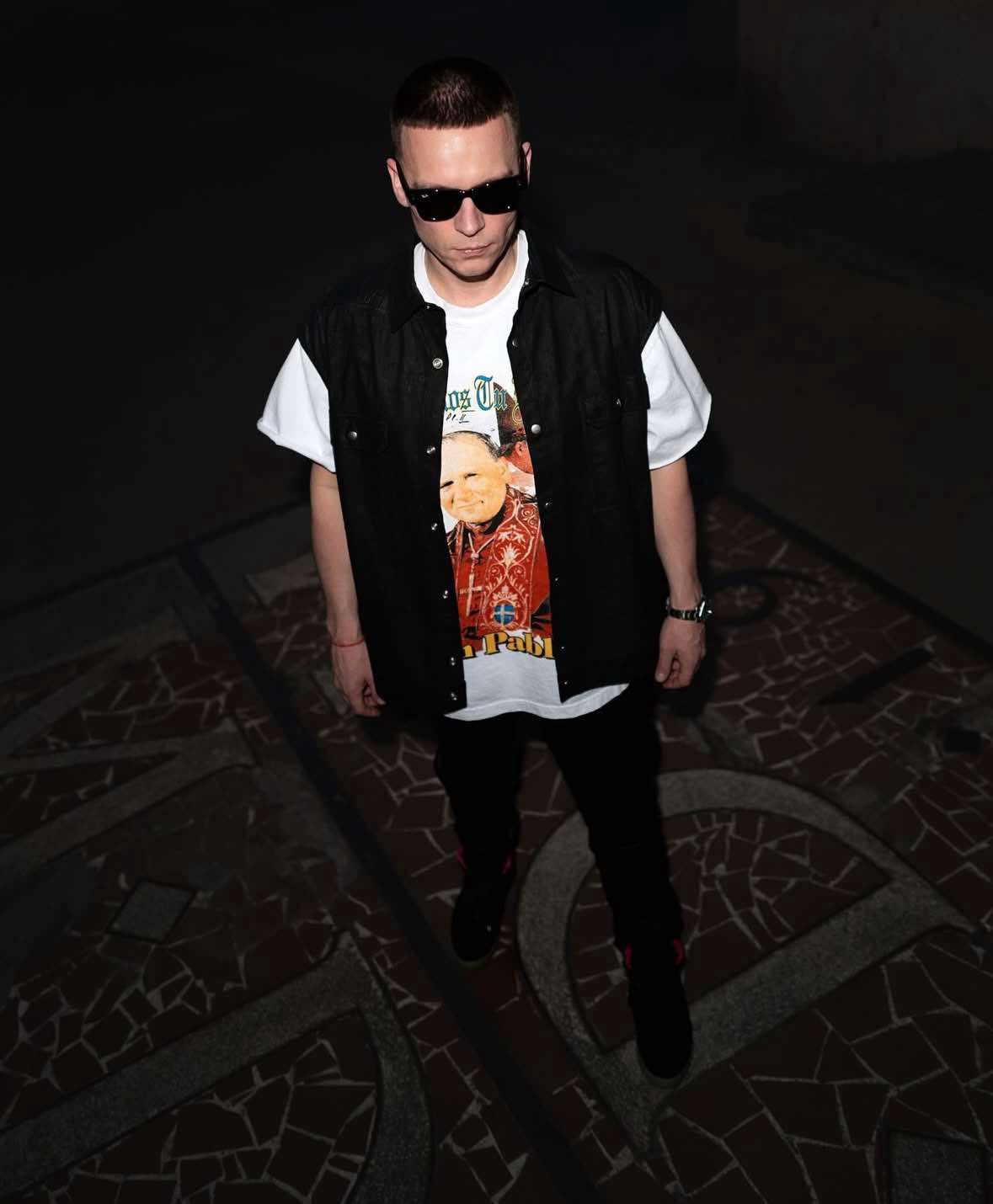 Bart Pniewski pozuje w t-shircie z Janem Pawłem II