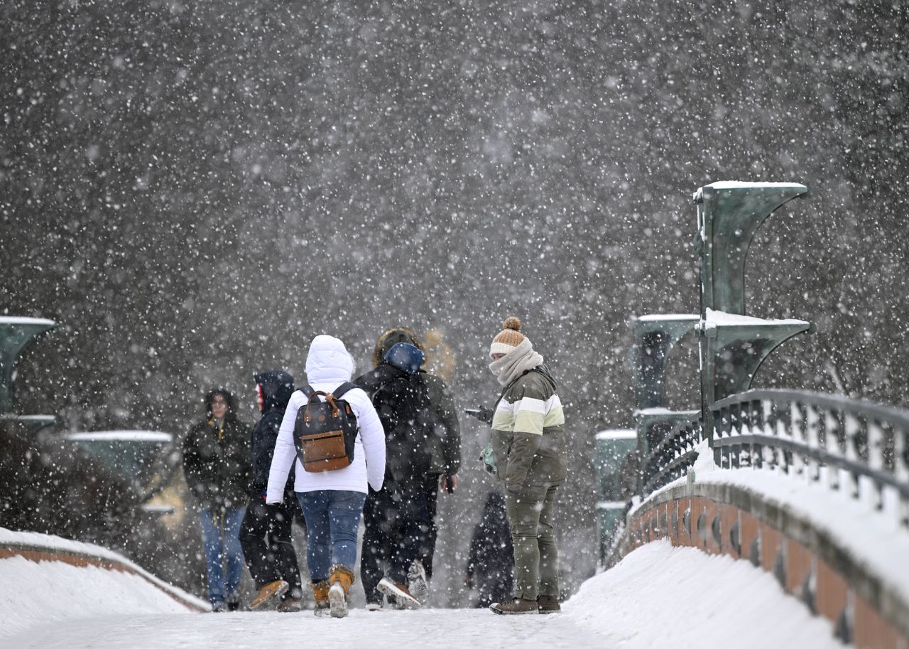 Swedes brace for war. Citizens rush to download crisis guide as defense officials sound alarm