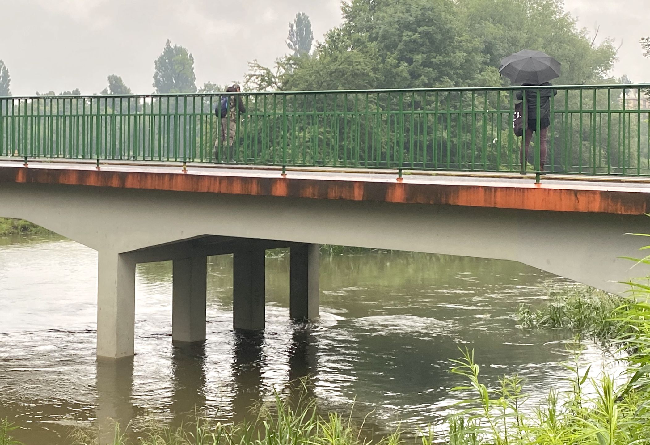 Mieszkańcy obserwują poziom wody na rzecze Oławka we Wrocławiu.