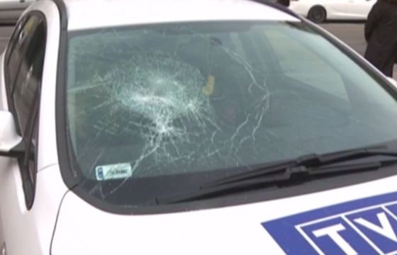 Kamieniem rzucono w samochód TVP. Pracownicy są w strachu