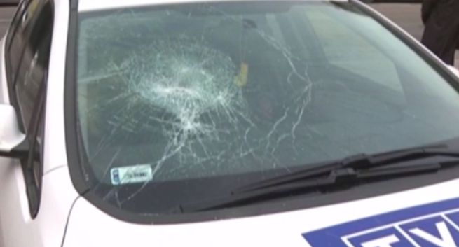 Kamieniem rzucono w samochód TVP. Pracownicy są w strachu