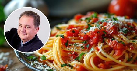 Robert Makłowicz poleca genialny makaron na lato. Jego prosty sos to mistrzostwo świata