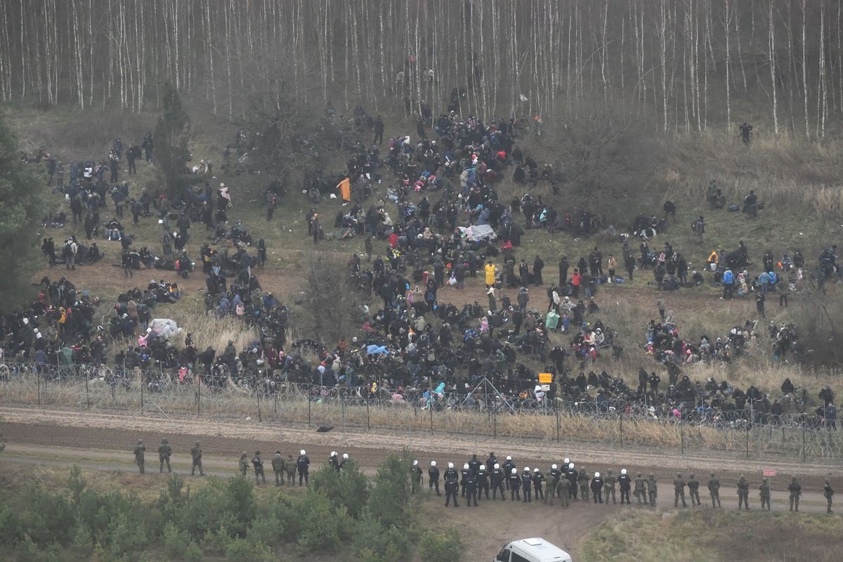 Grupa imigrantów przy granicy polsko-białoruskiej w okolicy przejścia granicznego w Kuźnicy 