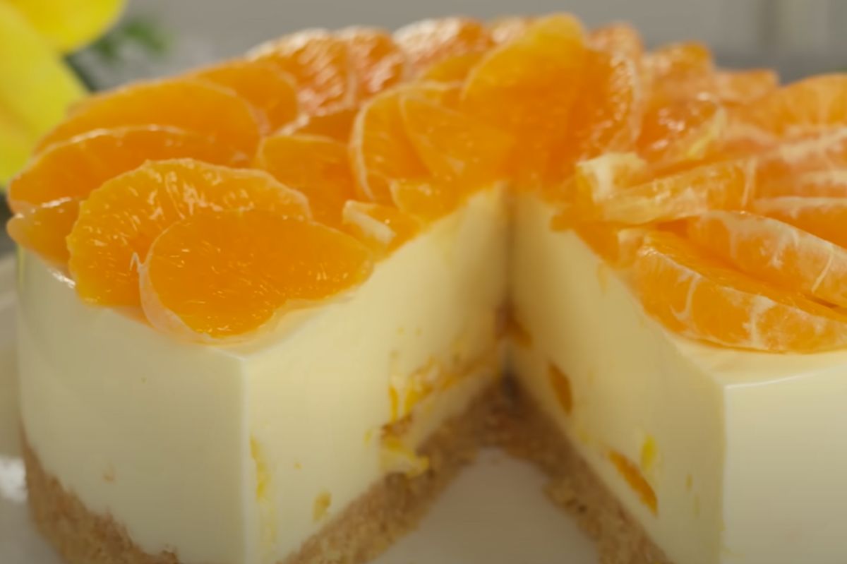 I mix tinned peaches with condensed milk. The family doesn't want to look at other cakes anymore.