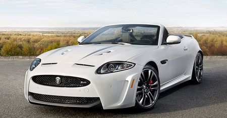 Jaguar XKR-S Convertible - najmocniejszy kot zrzuca dach [wideo]