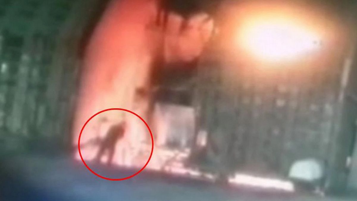 Szokujące wideo z kamery monitoringu pokazuje moment, w którym  pracownik huty stali w Chinach wskoczył do wielkiego pieca rozgrzanego do temp. ok. 900 st. C. 