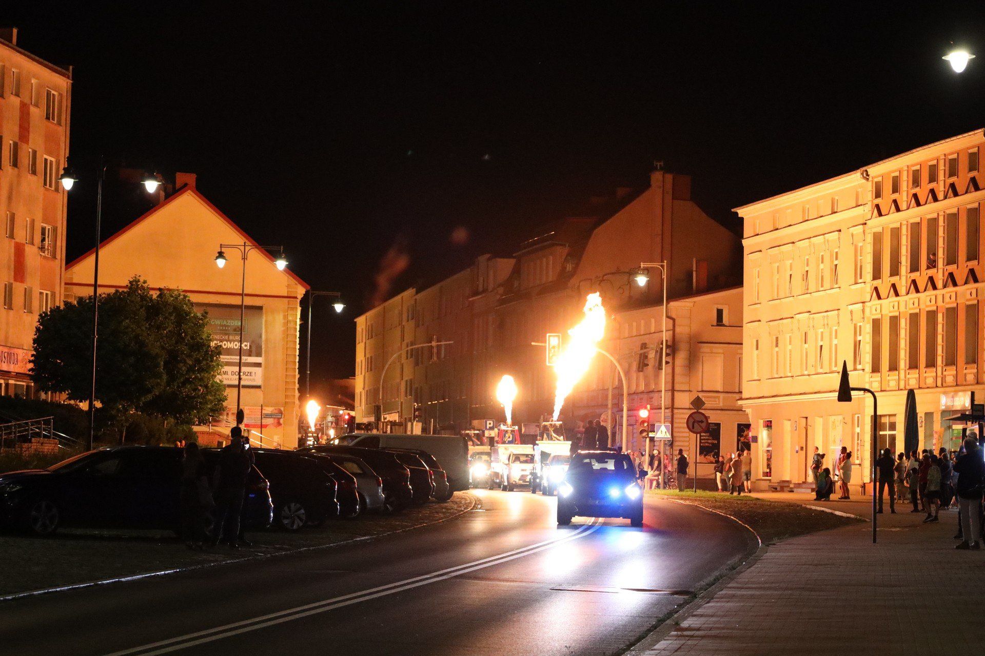 Wieczorna parada załóg balonowych ulicami Szczecinka