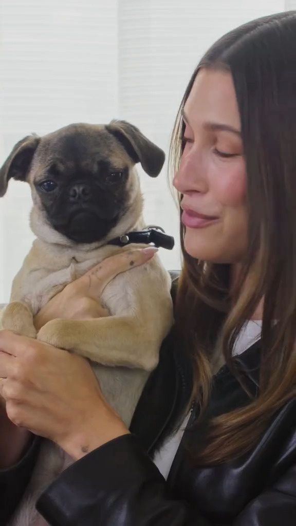 Hailey Bieber pokazała zawartość swojej torebki